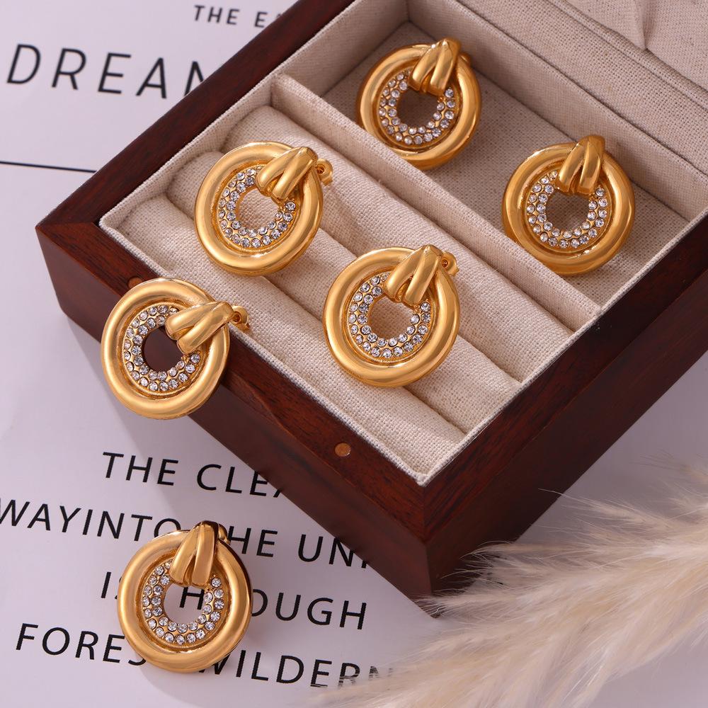 

Chic Elegant Diamond-Inlaid Gold-Plated Titanium Steel Earrings