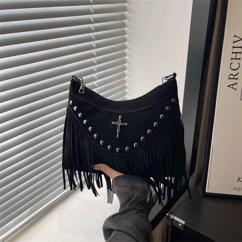 

Fashion Rivet Tassel Punk Bag Women s New Autumn Popular Versatile One Shoulder Crossbody Underarm Bag чёрный