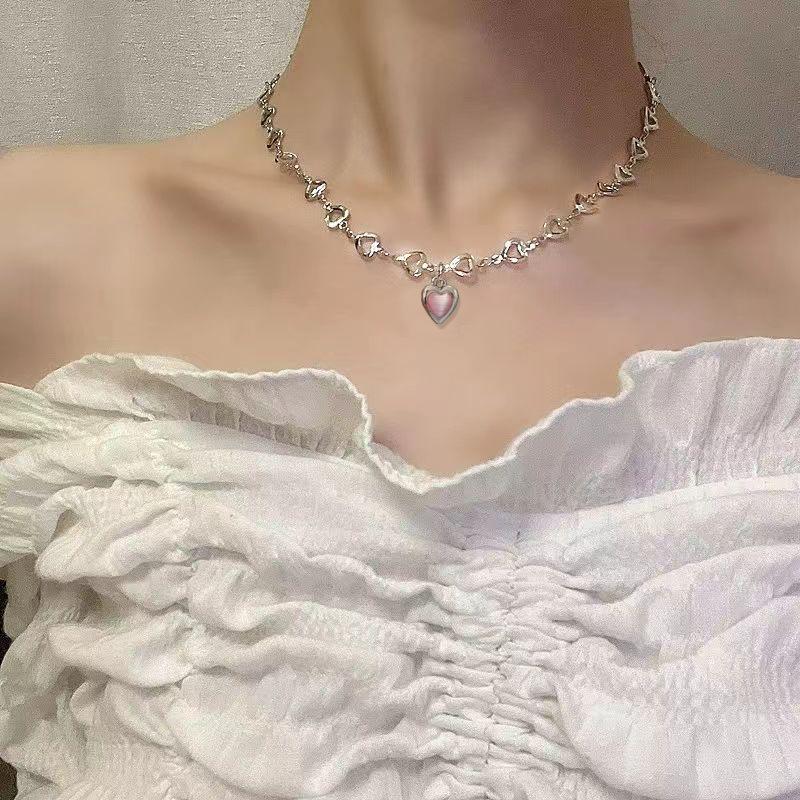 Elegant Women's Single Diamond Clavicle Necklace – Light Luxury Design with Gentle, Versatile Style for All Occasions
