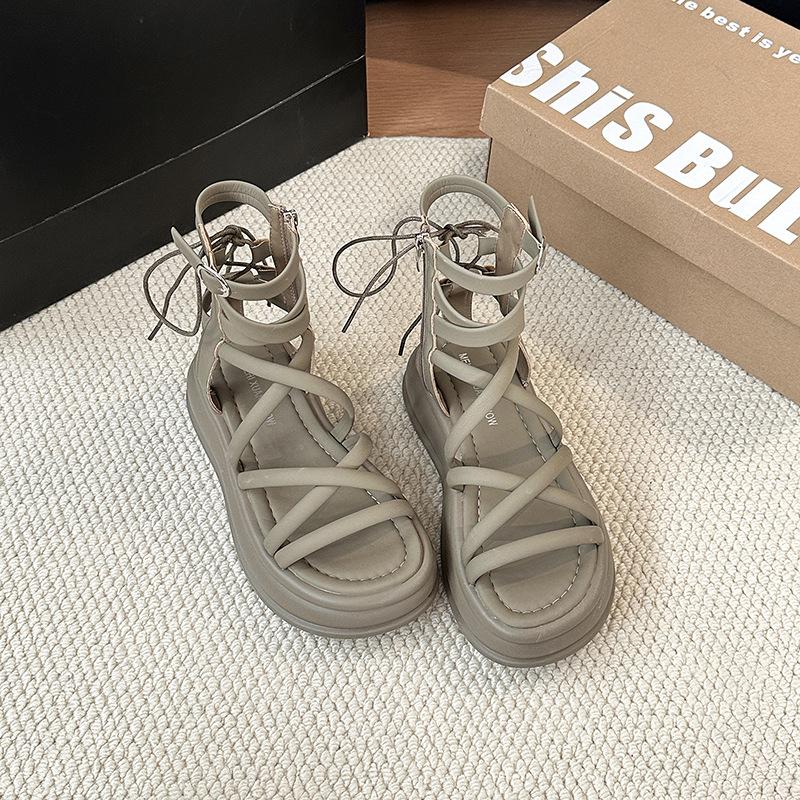 Vysoké římské sandály s křížovými pásky 2025 léto nové zvýšené vyřezávané s otevřenou špičkou módní dámské platformové sandály