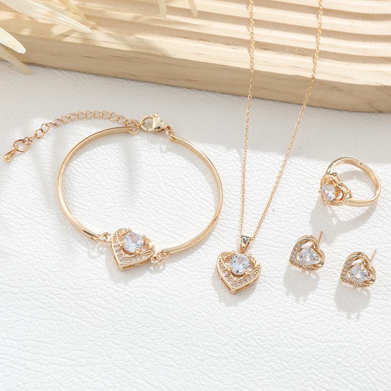 Europäischer und Amerikanischer Stil Vergoldetes Pfirsichherz Schmuckset: Kupfer-Mikro-Inlay Zirkon Ohrringe, Halskette und Ring.