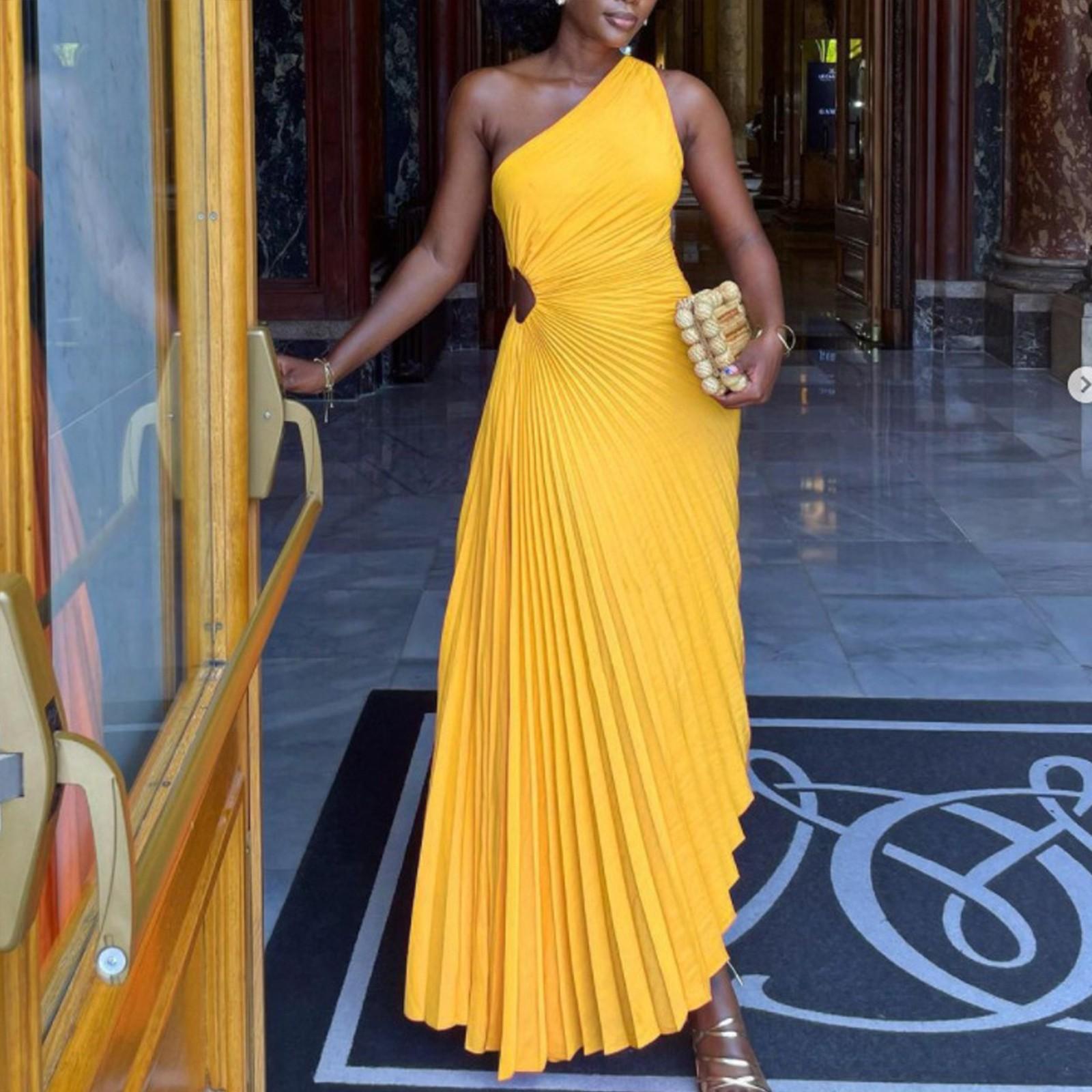 

Женское модное однотонное повседневное сексуальное темпераментное платье с открытым плечом, косым воротником, плиссировкой и вырезами, длинное M жёлтый
