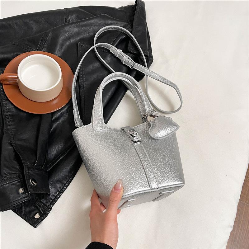 Summer New High-end Fashion Lock Bucket Bag Portable Shoulder Messenger Women's Bag Free Small Bag