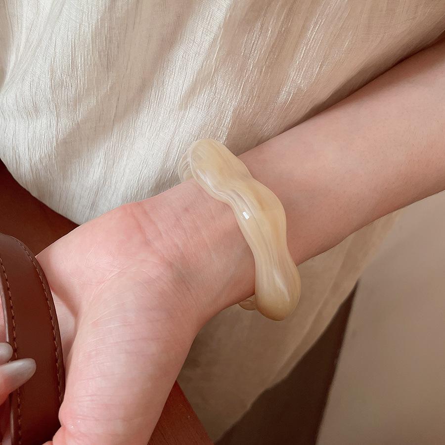 Women Candy Smudge Acrylic Twisted Water Wave Irregular Wide Cuff Bracelet света кофе