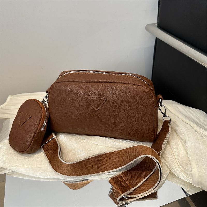 

Textured women s bag fashionable soft-faced messenger bag 2025 new versatile Korean version wide shoulder strap single shoulder messenger child an светло-коричневого