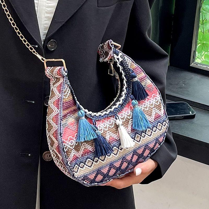 Жіноча сумка в етнічному стилі з китицями Модна та універсальна сумка кросбоді Популярна ланцюжкова сумка на плече у формі півмісяця