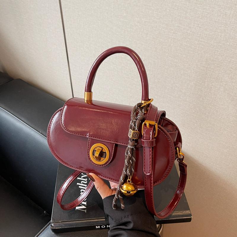 Small bag women's autumn and winter retro new fashion niche design messenger bag portable small bag