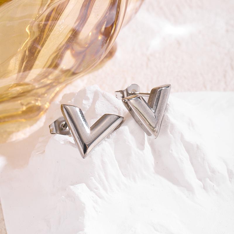Trendy Minimalist Summer Letter V Gold Necklace for Women
