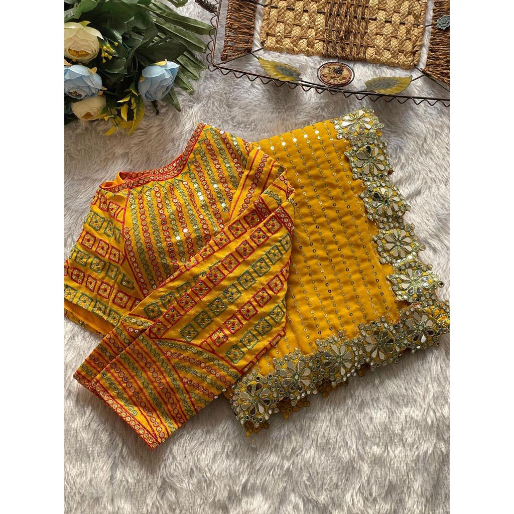 Lanzando un hermoso sari de fiesta de color amarillo con trabajo de espejo de diseño