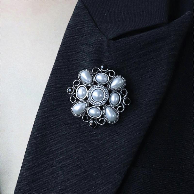 Vintage Baroque Pearl Openwork Brooch Corsage Clothing Accessory