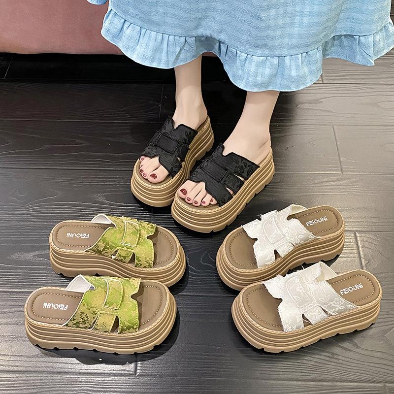 Thick-bottomed heightening cool slippers women's summer wear new fashion casual beach cool slippers