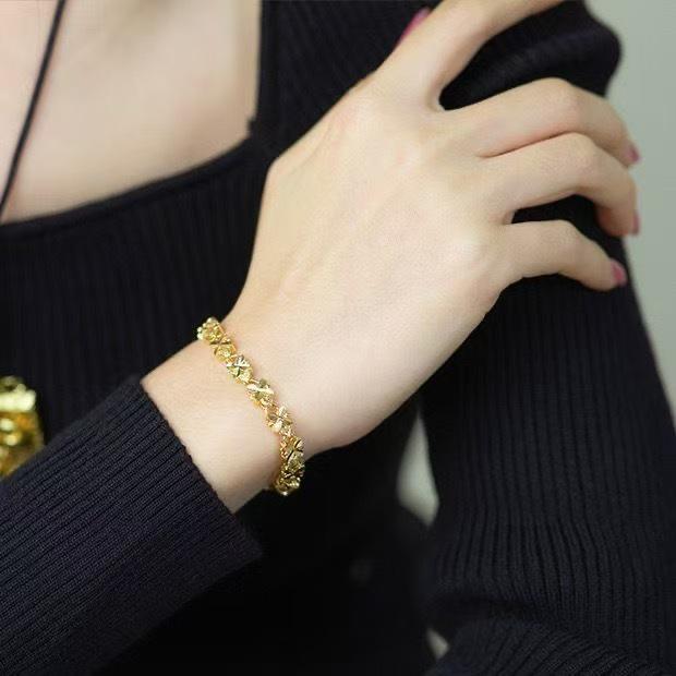 Gold Heart Four-Leaf Bracelet for Women: Elegant, Exquisite, High-End Feel.