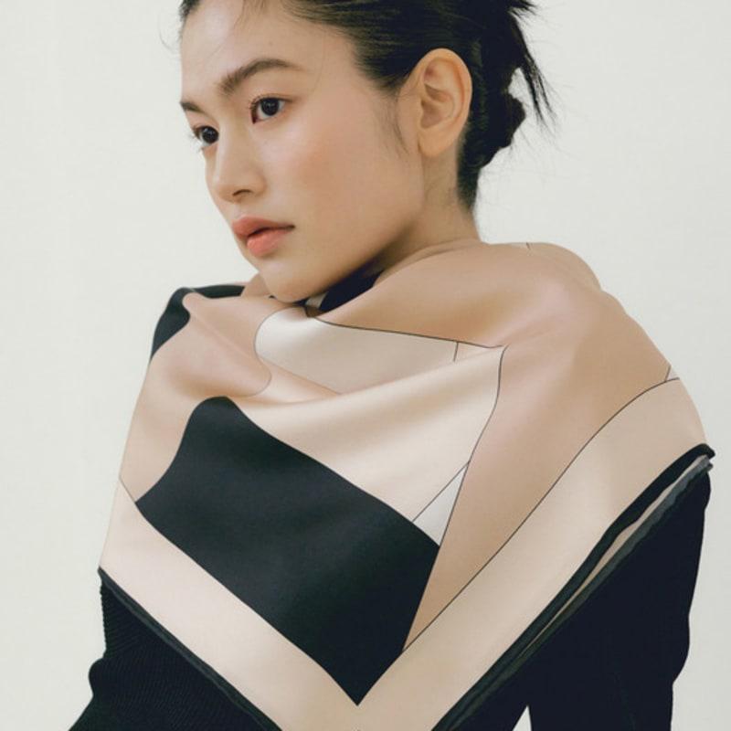 AVVINA PELLE Ap Square Silk Scarf 90 - Almond/Black