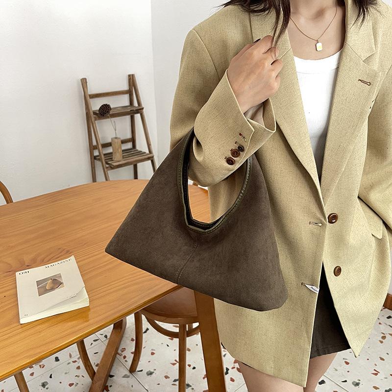 Tote bag premium sense 2025 autumn new large capacity velvet contrasting color shoulder bag commuter handbag women's bag