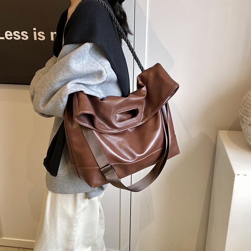 Retro Large-Capacity Soft-Sided Tote Bag, Female Popular Messenger Bag, Fashionable Underarm Bag.