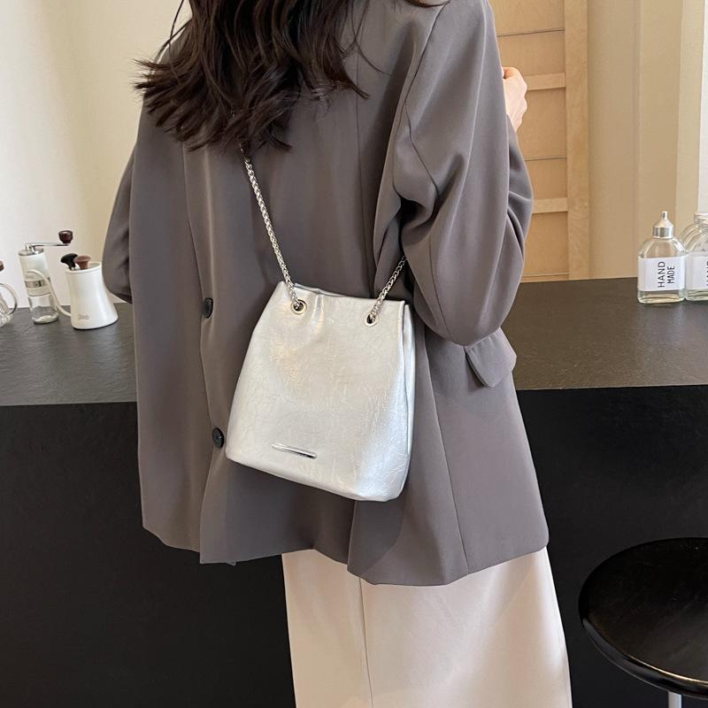Bag Women's New Chain Bag Shoulder Bag Versatile Messenger Bag Commuter Bucket Bag