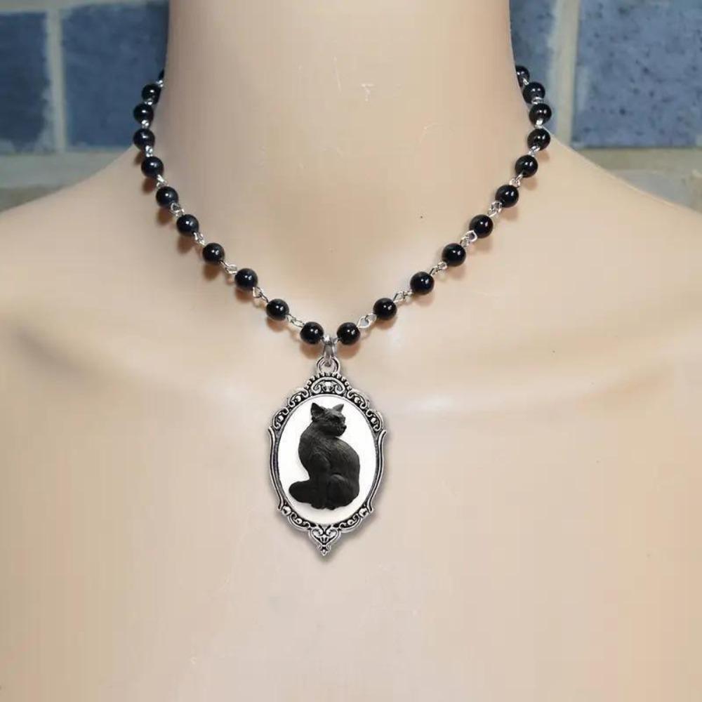 Retro Black Cat Relief Oval Pendant Black Bead Chain Necklace for Women Halloween Party Mysterious Witch Jewelry Accessory Gifts