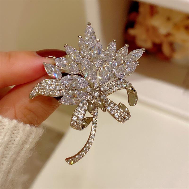 Full Diamond Zircon Maple Leaf Brooch, Brooch, Elegant and Versatile Bow Leaf Suit Jacket clip,Christmas Gift, Stocking Stuffers, Valentine's Day Gift