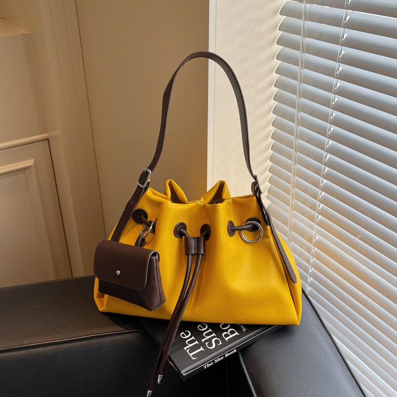 One shoulder underarm bag women's new texture niche casual simple large capacity tote bag