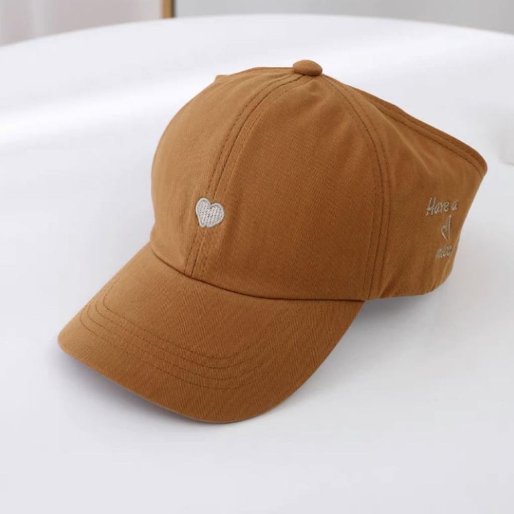 Youngsters Breathable Open-Top Baseball Cap with Heart & Letter Design, Sun Protection Visor, Polyester, Machine Washable, Casual Headwear