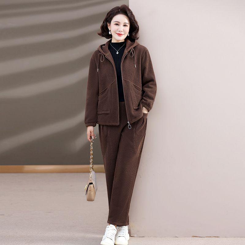 Stylish High-Grade Velvet Casual Sports Suit for Moms: 2025 New Autumn/Winter Two-Piece Set for Middle-Aged & Elderly