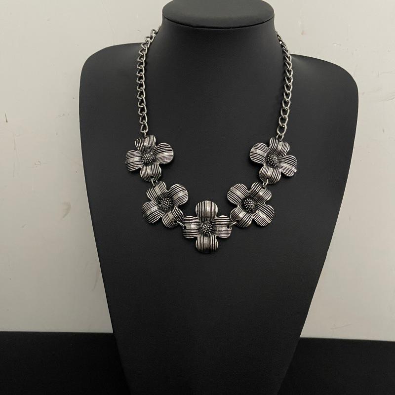 Unique Style Flower Necklace: Trendy High-Class Clavicle Chain for Women, Exquisite Temperament Choker