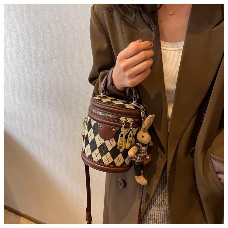 Handbag Women's 2025 Spring New High-end Fashion Messenger Bag Textured Rhombus Shoulder Bucket Bag