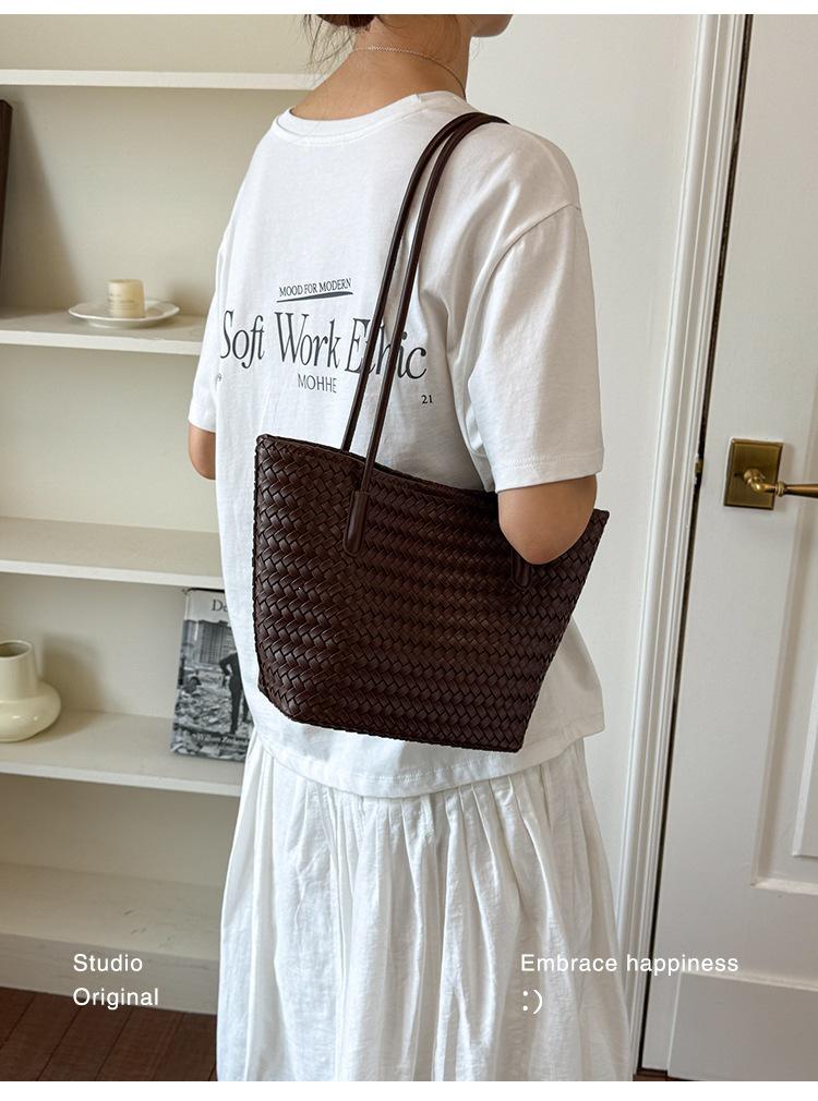 Trendy Woven Handbag: Large Capacity Textured Tote