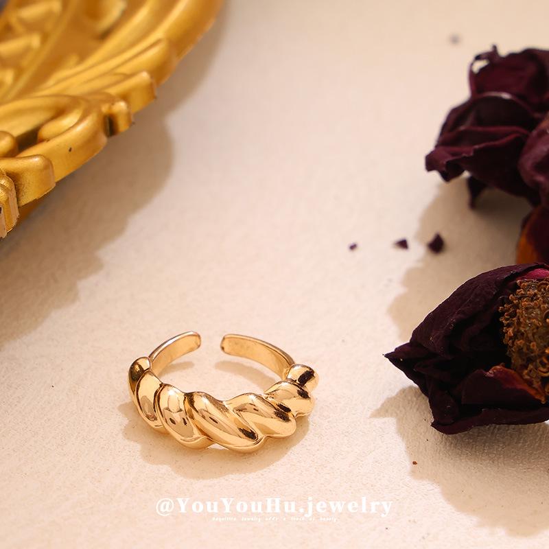 European-American Retro Floral Pleated Ring - Versatile & Irregular Design