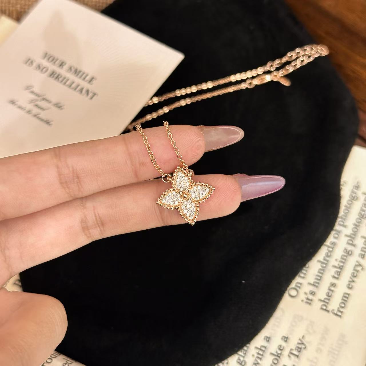 

Popular color dopamine presbyopia four-leaf clover necklace summer feeling colored diamond collarbone chain