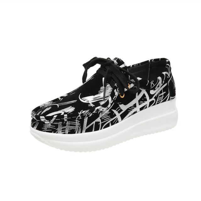 

Повседневные кроссовки на танкетке на платформе. Женская обувь. Летние тенденции. Модная вулканизированная обувь с принтом. Удобные легкие резиновые лоферы. 38 серебряный