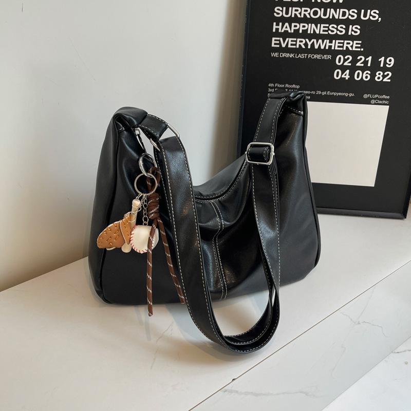 This year, soft leather large-capacity messenger bags are popular, and women's 2025 new fashionable and versatile casual shoulder bags are popular.