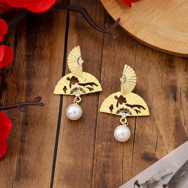 Silver needle hollow gold fan pearl earrings, high temperament, niche design, fashion earrings