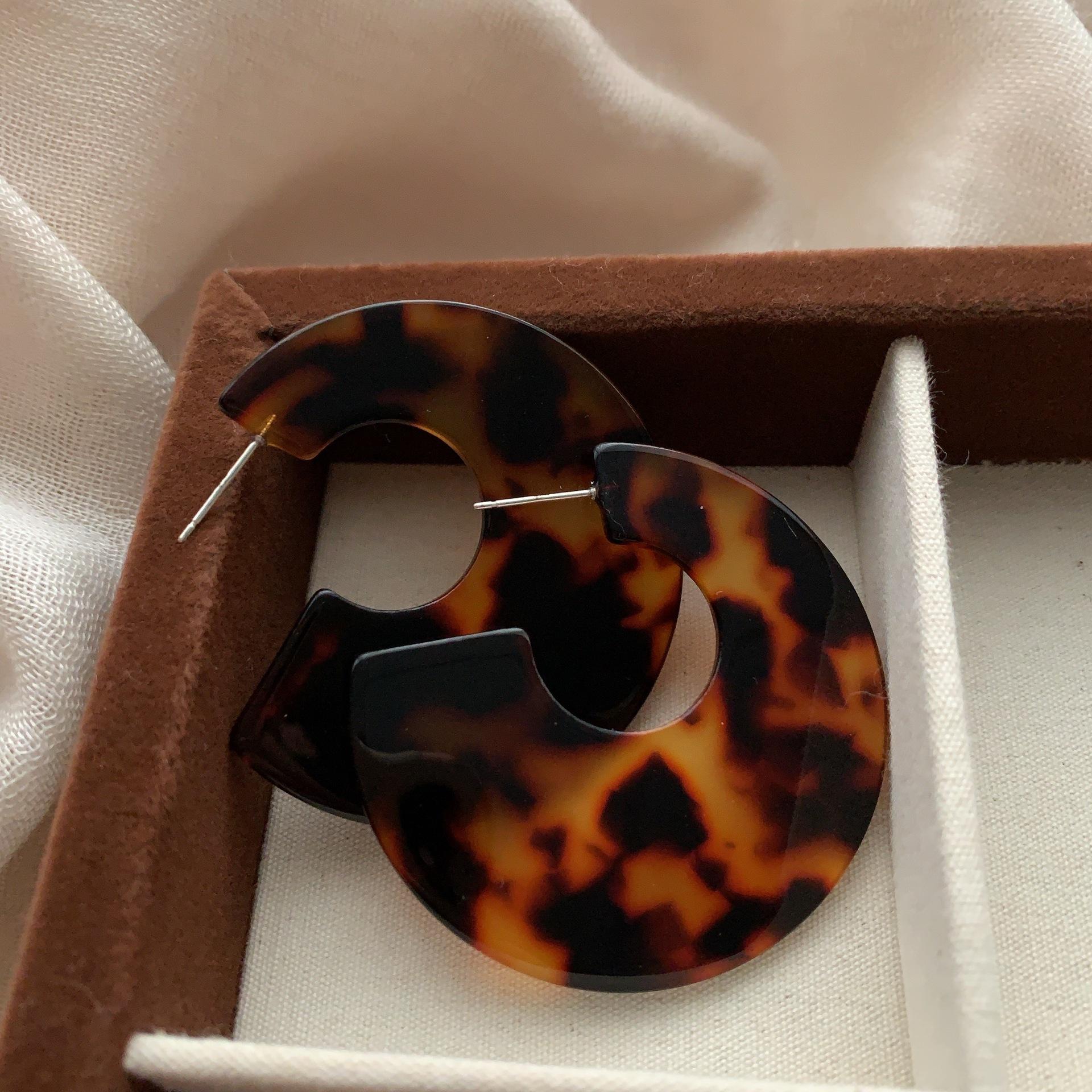 

Ring resin earrings, earrings, tortoiseshell pattern, simple temperament, retro and wild, daily high-end sense, fashion and personalized earrings.