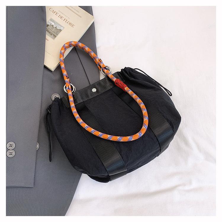 

Nylon cloth contrasting color big bag women s 2025 new casual light bucket tote bag large capacity messenger bag чёрный