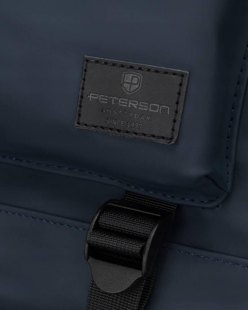 Miejski, pojemny plecak typu roll-top w granatowym kolorze z zewnętrzną kieszenią na suwak - Peterson