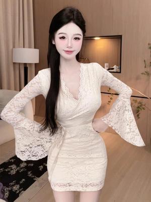 Elegantes, figurbetontes V-Ausschnitt-Langarmkleid mit Bindegürtel für den frühen Herbst