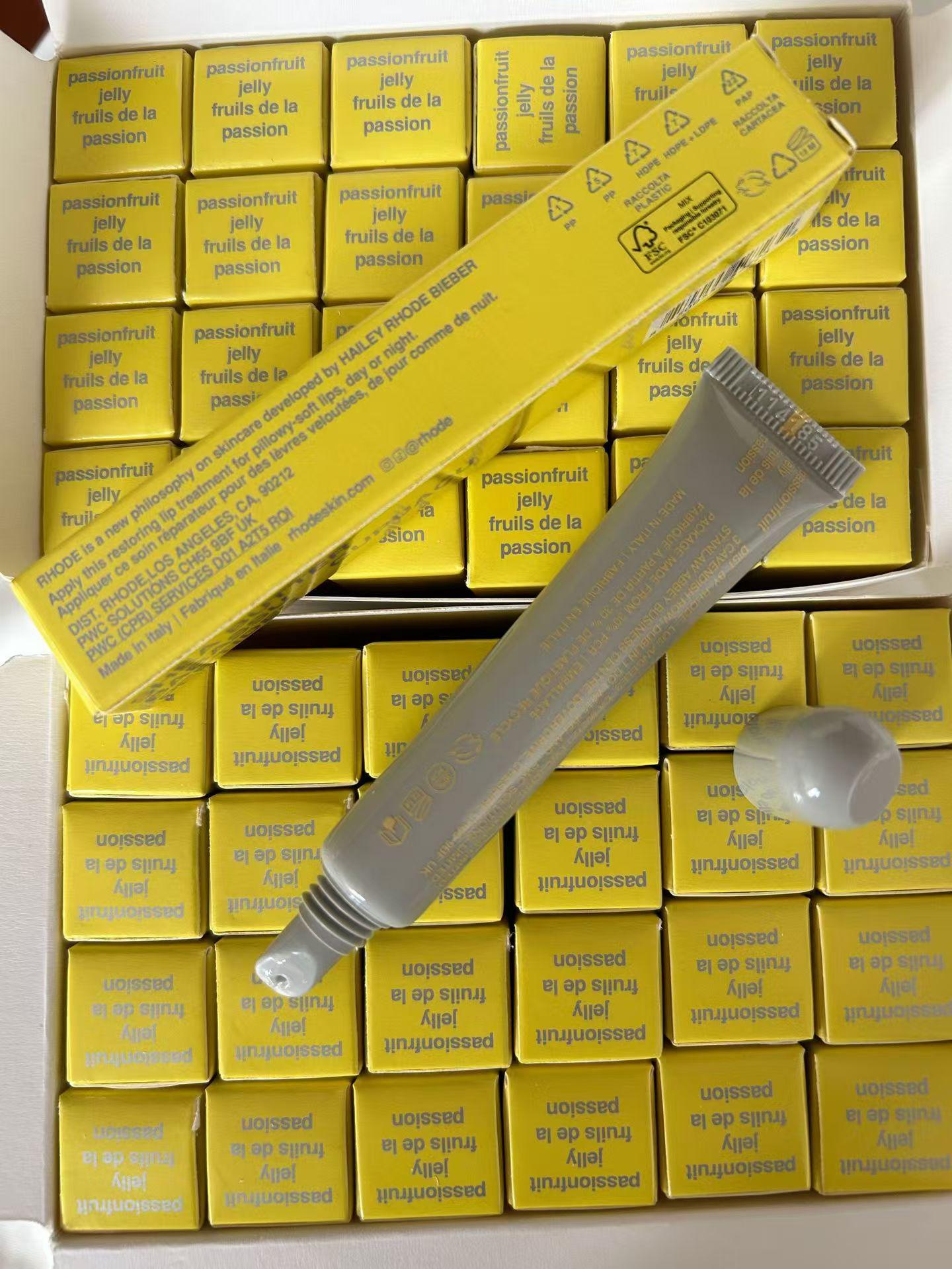 

Rhode Skin от Хейли Персиковый/Гуавовый Желейный Бальзам для Губ - Увлажняющий и Питательный Мягкий Уход за Губами, Новое Цветовое Издание в Чехле для Телефона.