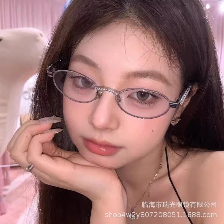 Ochelari de soare cu rame ovale rafinate, cu aplicații de strasuri, potriviți pentru ieșiri romantice și lentile de prescripție.