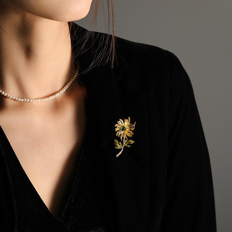 Dilly Snow Vintage Green Chalcedony Daisy Brooch - Elegant Floral Pin Accessory