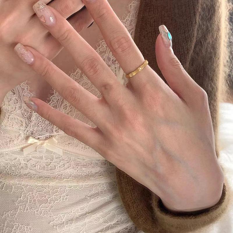 Anillo Liso de Diamantes Para Mujer, Con un Diseño de Lujo Ligero y Nicho, Anillo Versátil para el Dedo Índice, Sensación de Alta Gama, Exquisita Abertura de Anillo Ajustable