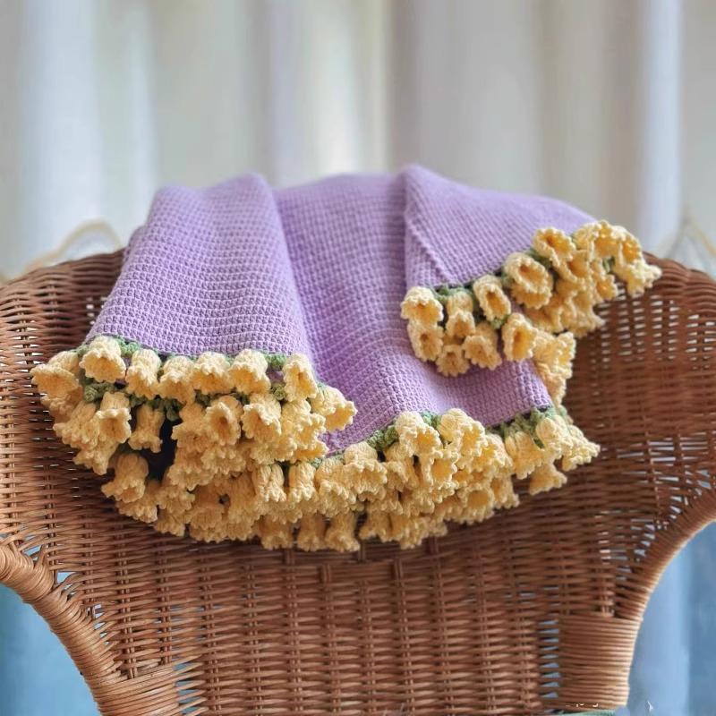 

Набор для вязания пледа-букета из роз своими руками - В комплекте пряжа и инструменты для красивого подарка на цветочную тематику.