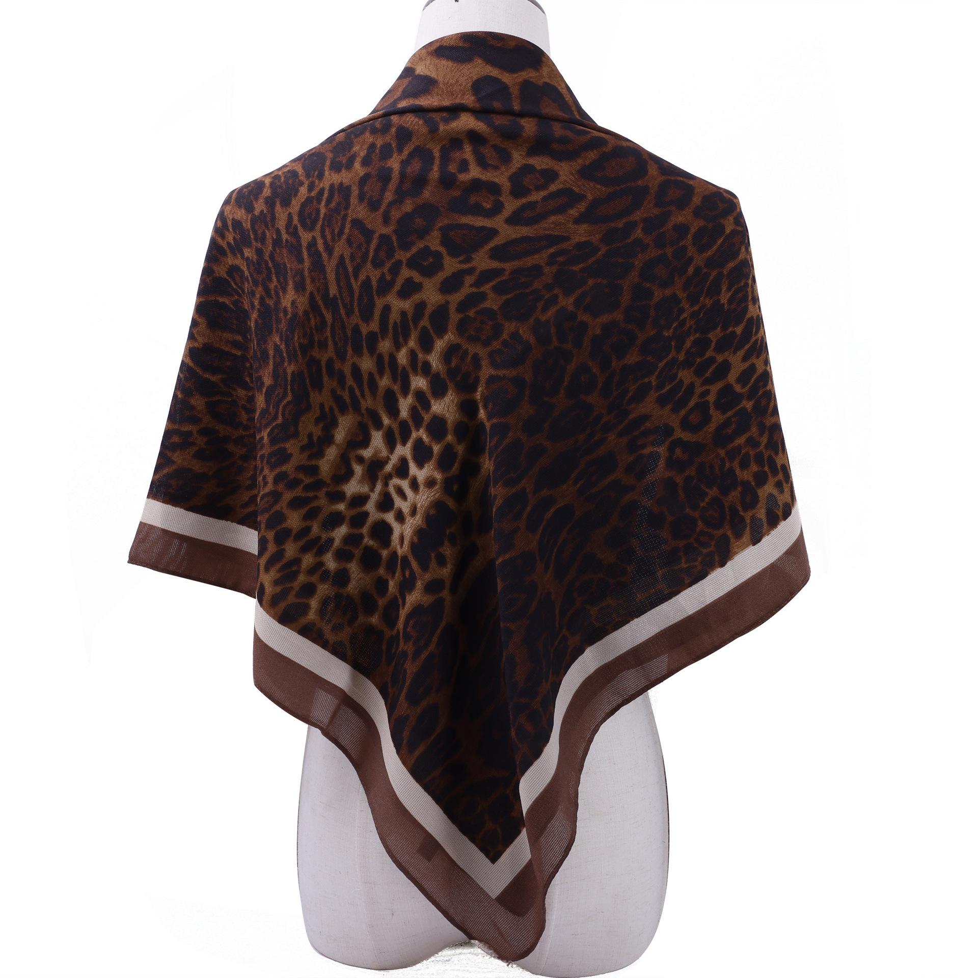 - Квадратный шарф с бахромой и принтом под леопарда Модный универсальный маленький шелковый шарф Платок Головной платок Шарф-шаль темпераментный 100X100CM