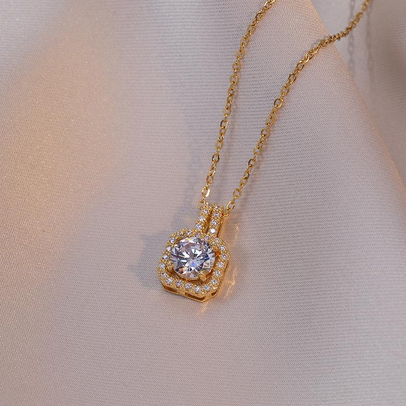 

Женское ожерелье из титановой стали: Милый и стильный стиль с квадратной подвеской из циркония, геометрический дизайн, легкая роскошь и новый стиль.