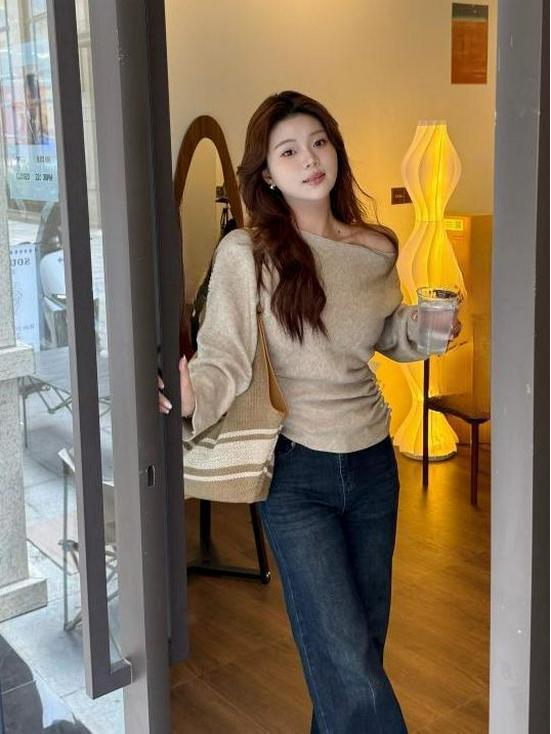 Women's Korean Style One-Shoulder Knitted Sweater - Off-Shoulder, Long-Sleeved, Waist-Slimming Design for Autumn/Winter.