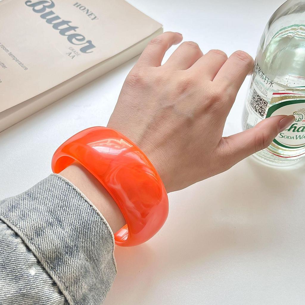 Verlaufendes halbtransparentes Harzarmband – Modisches breites rundes Armband für Damen, farbecht