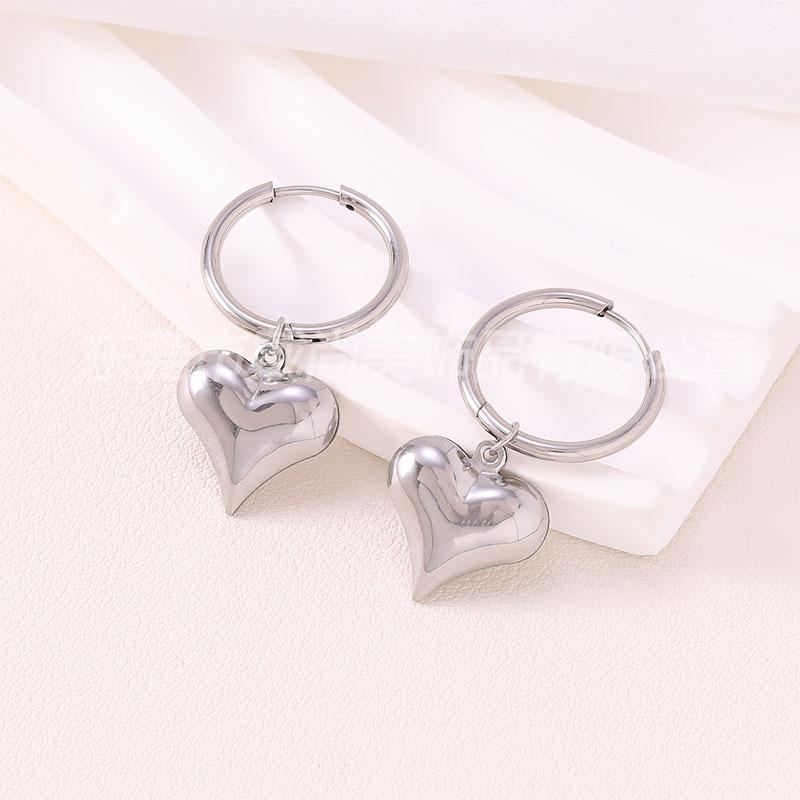 

European and American stainless steel love earrings, high-end fashion stud earrings, versatile temperament, trendy niche simple earrings