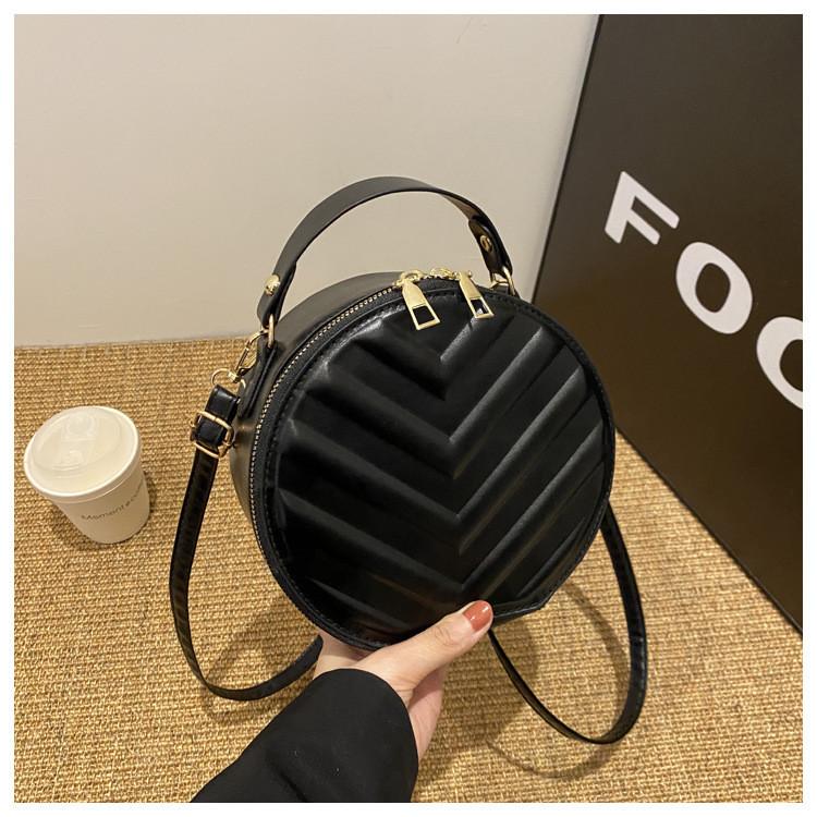 

Trendy Urban Round Bag With Chic Car Line Detailing And Soft Material чёрный