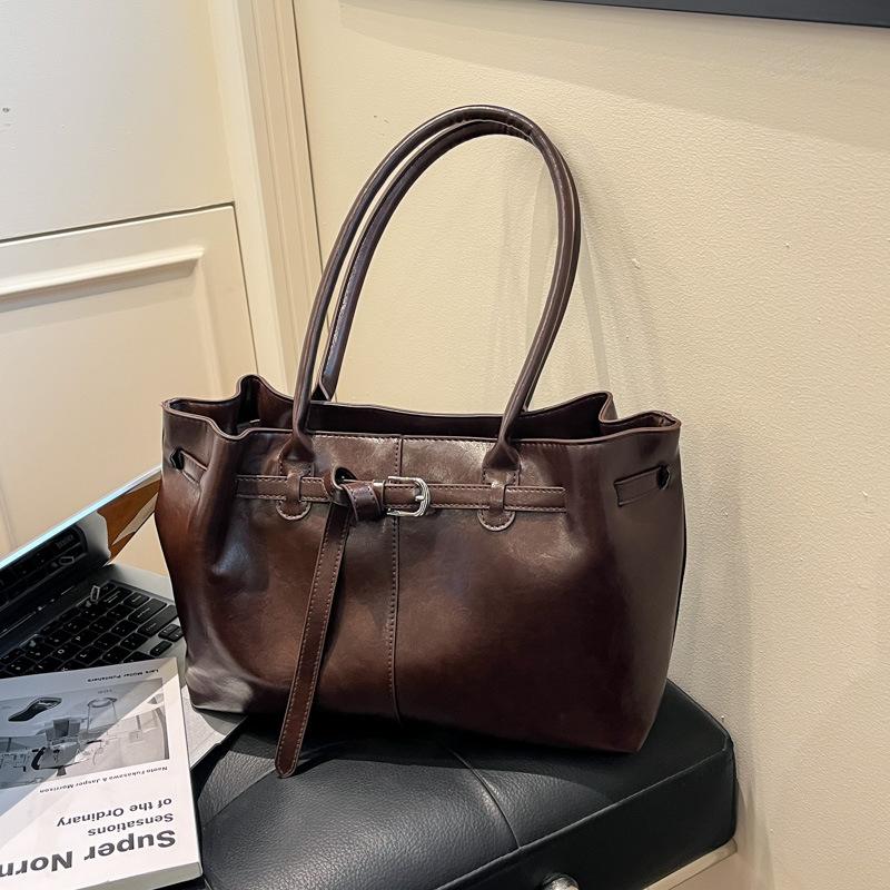 

Ретро нишевая сумка подмышку женская 2025 осень новая большая вместимость модная сумка-тоут простая плечевая сумка для поездок на работу