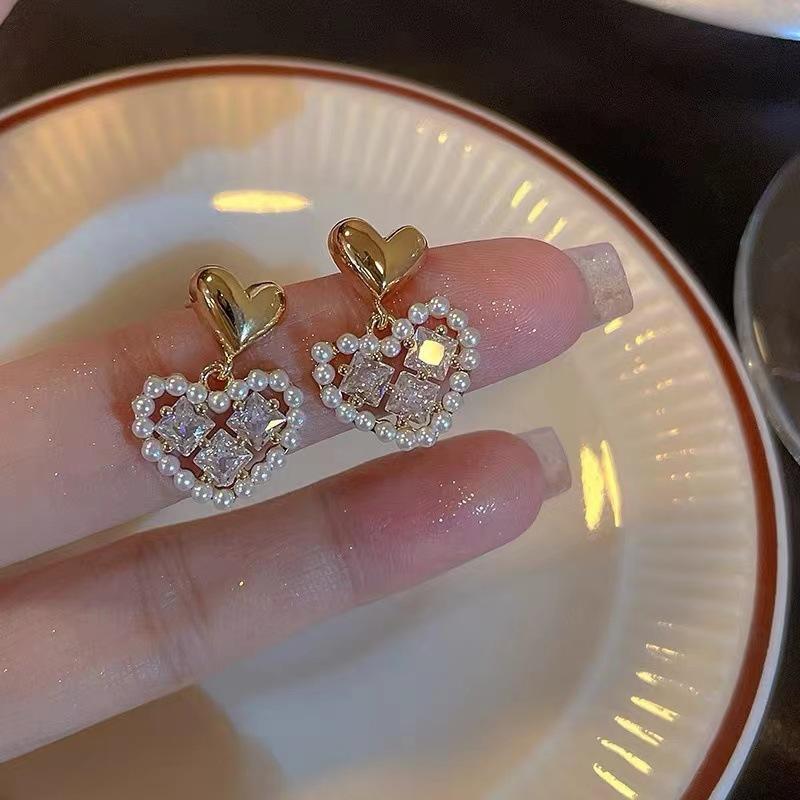 New Korean Style Temperament Pure White Pearl Shell Stud Earrings for Women Wedding Birthday Jewelry Sweet Gift Ladies Vintage